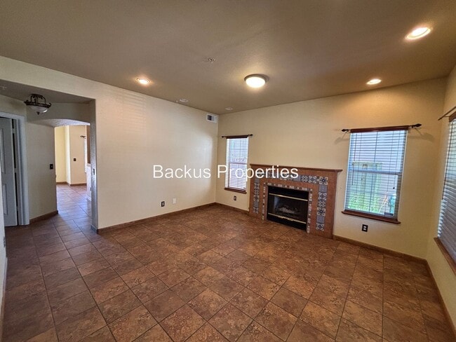 Foto del edificio - Wonderful two-level home in Creekbridge area