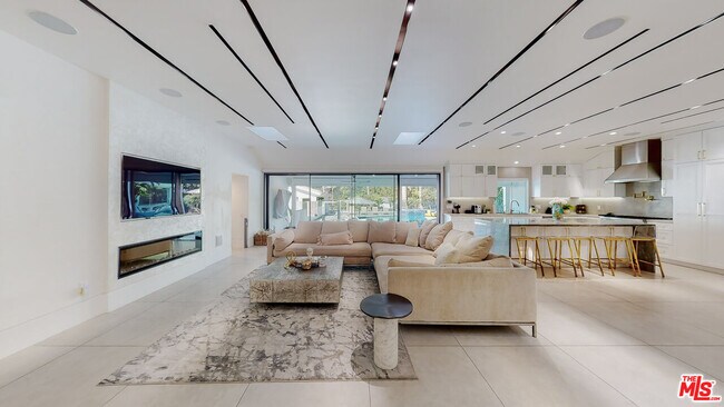 Foto del edificio - 6945 Amestoy Ave