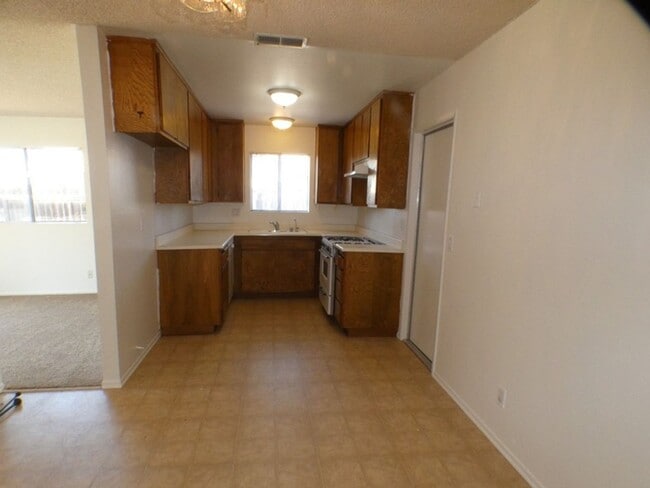 Building Photo - Single story 2 bedroom home