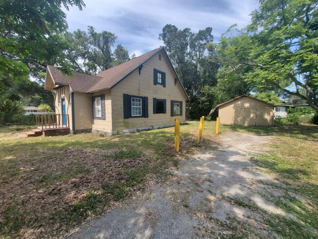 Building Photo - 2/1 Large Gibsonton Home Ready for You!