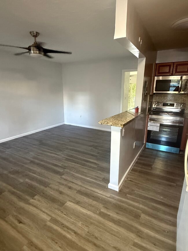 Building Photo - 1860 Venice Park Dr