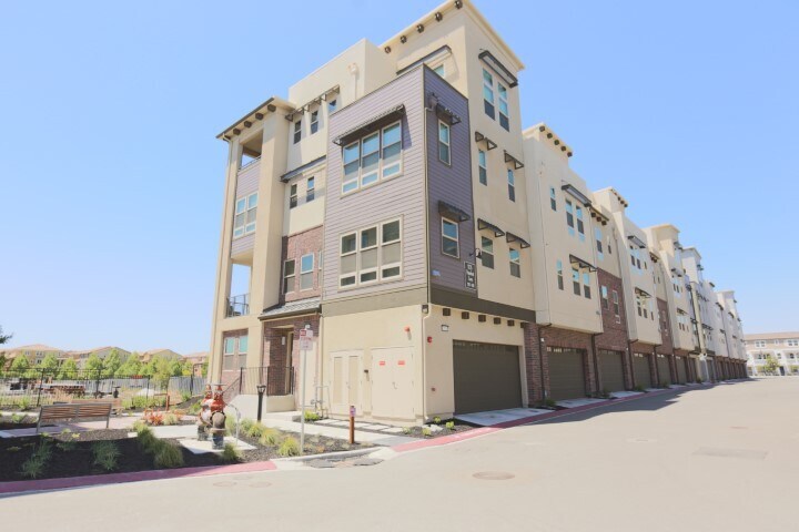 Primary Photo - 1739 Hazelnut Ln