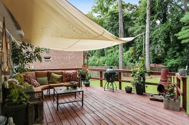 Backyard & Deck - 1872 Canmont Dr NE