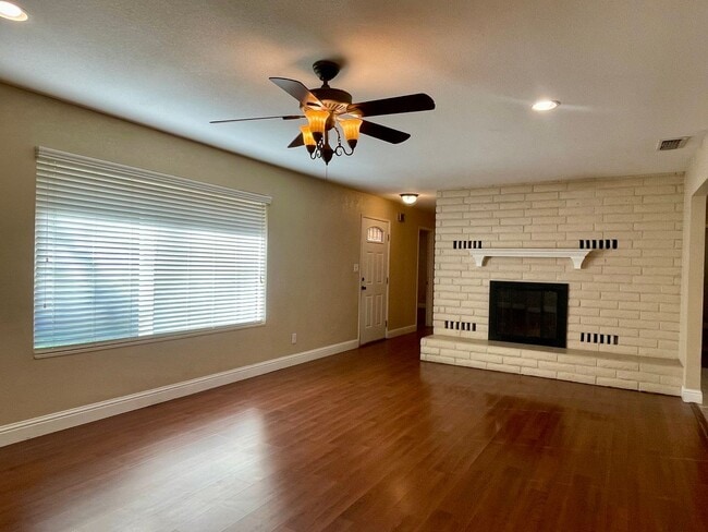 Building Photo - LARGE 4 BEDROOM 2 BATH HOUSE W/SWIMMING PO...
