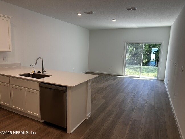Building Photo - 611 Holly Lks Dr