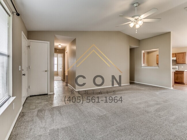 Building Photo - 901 Edinburg Dr