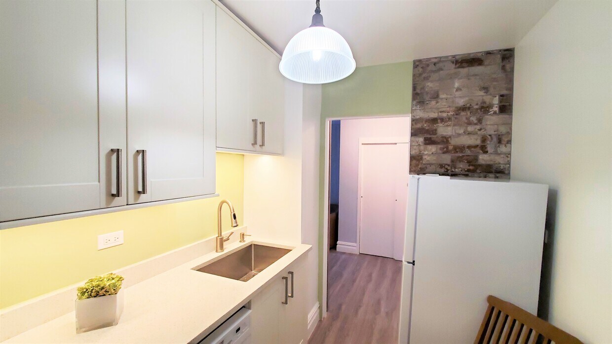 Newly updated and beautifully designed kitchen. - 400 Central Park W