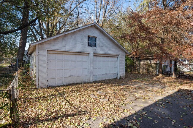 Foto del edificio - Spacious 4BR/2BA Home with Hardwood Floors...