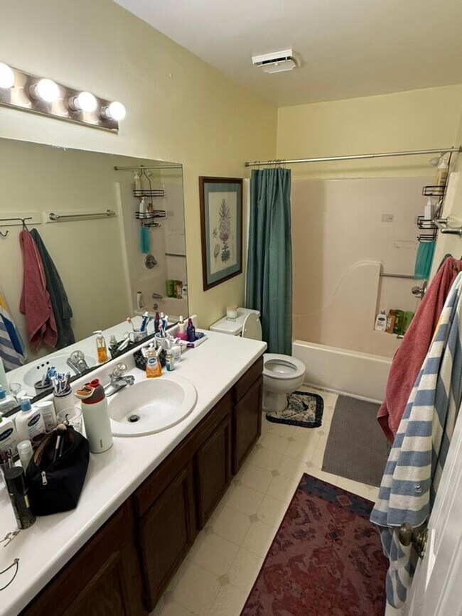 Foto del edificio - Available Early August! Close To NC State! 4-Bedroom, 3.5-Bathroom Townhouse!