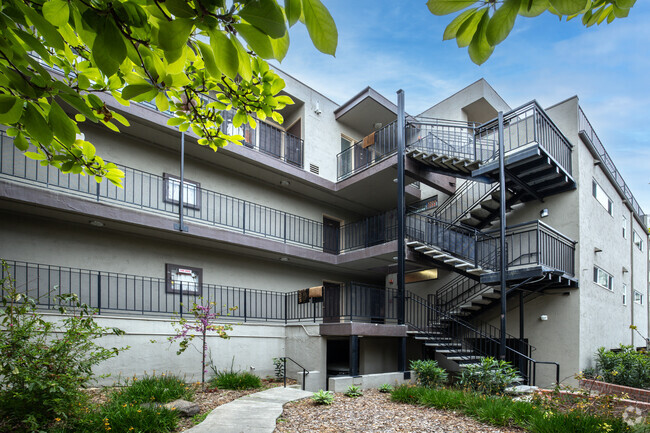 Escalera del patio del edificio 2015 - 2015 Haste St.