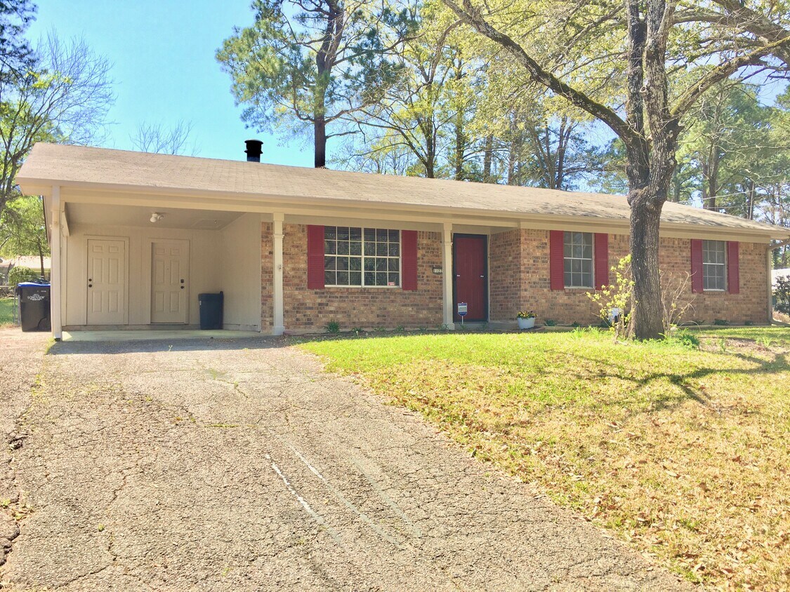 1122 Rolling Hills Dr, Longview, TX 75604 House Rental in Longview