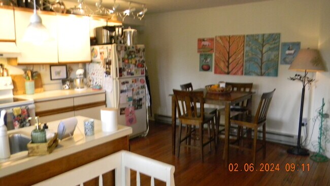 Island Kitchen - 418 N High St