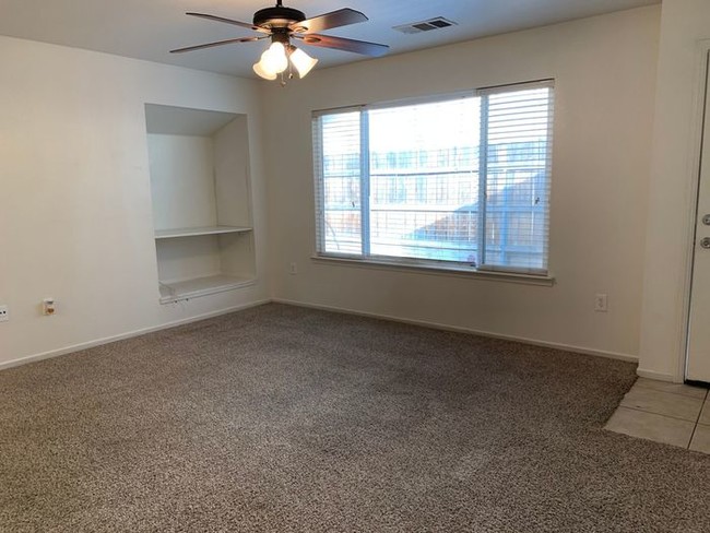 Foto del edificio - Back unit available on Cameron in Hanford!