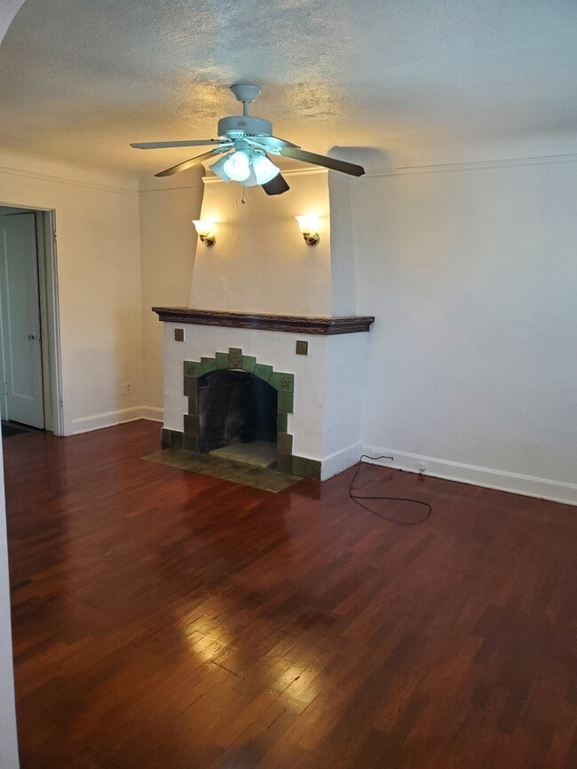 Building Photo - 806 Tieton Dr