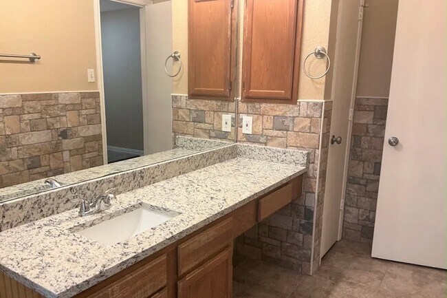 Foto del edificio - 4969 Briar Oaks Ln