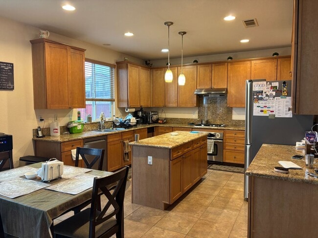 Building Photo - Pittsburg 4 bd, 2.5 ba charming home in excellent location!