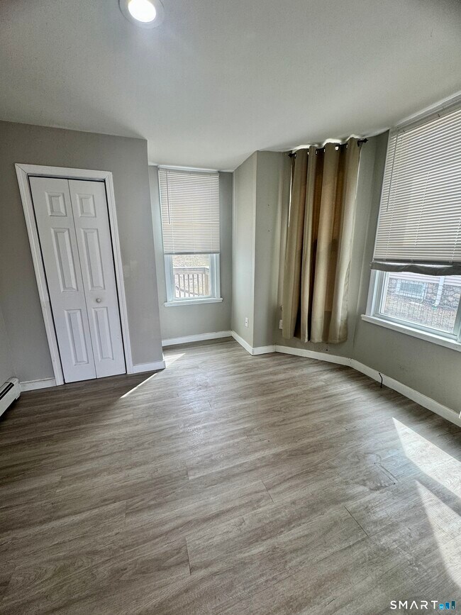 Foto del edificio - 124 Meriden Rd