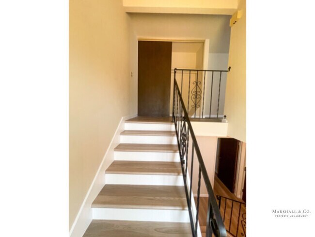 Foto del edificio - UPDATED AND BEAUTIFUL 2BR/1BA DUPLEX TOWNHOME, NEW WOOD FLOORING, PRIV. ENCLOSED BACK YARD, 2 CAR GA