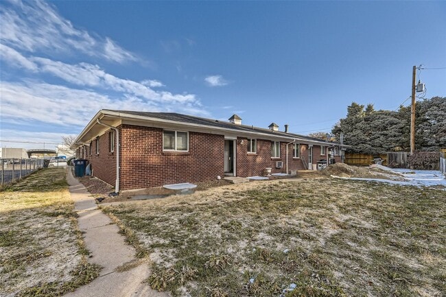 Building Photo - Affordable 3bed/ 1 bath apartment 1 month ...