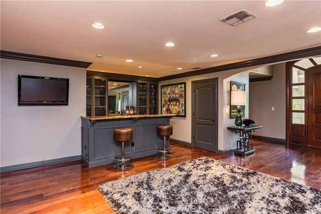 Building Photo - 5242 Greenbriar Dr