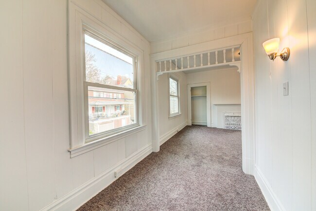 Foto del edificio - AVAILABLE AUGUST -  Completely Updated 4 B...