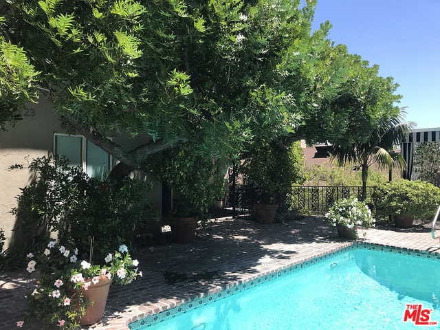 Foto del edificio - 8729 Shoreham Dr