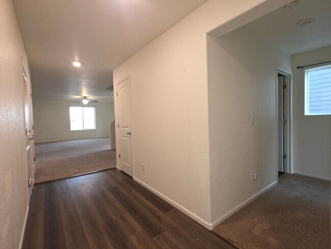 Foto del edificio - MASSIVE 5 Bedroom Home In Bennett!
