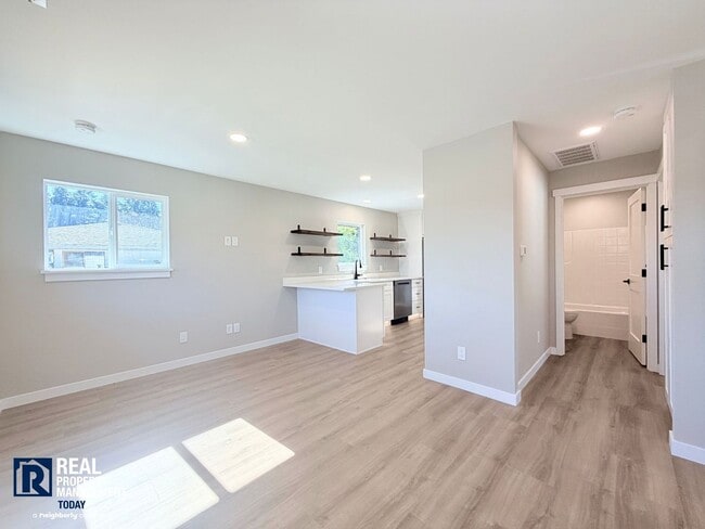 Building Photo - Updated Orting Charmer | In-Unit Washer/Dryer & A/C