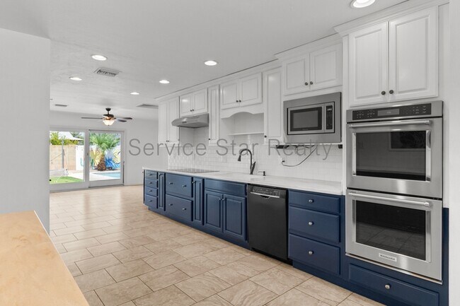 Building Photo - 8610 E Oak St