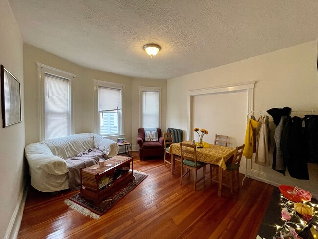 Building Photo - Newly renovated 3 bed unit next to the Gre...