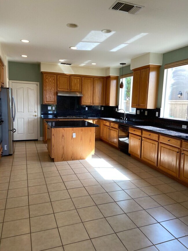 Building Photo - Empire Ranch 4 Bdrm, 3 bath