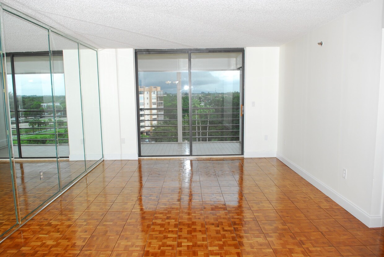 Living room - 1300 St Charles Pl