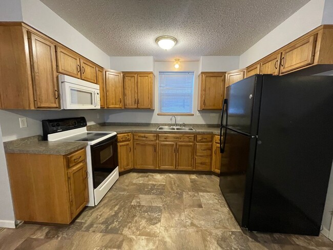 Building Photo - Lovely, Updated Townhouse