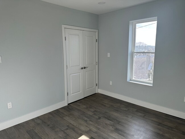 Building Photo - 484 Shurs Ln