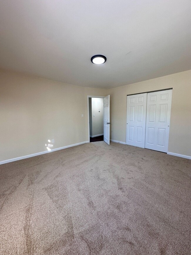 Building Photo - 1290 Islip Ave