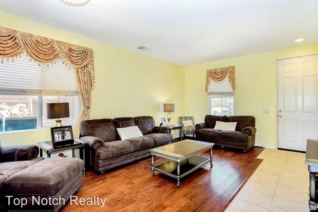 Building Photo - 4 br, 2.5 bath House - 1454 Ewing Dr
