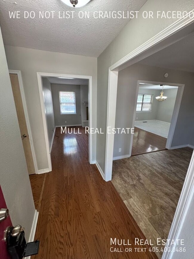 Building Photo - 1622 Chaucer Dr