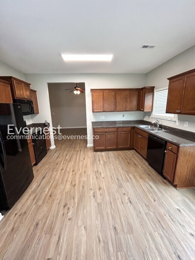 Foto del edificio - Limited Time Special Offer / 3 Bed, 2 Bath Home with Garage / Pet-Friendly / Vouchers Accepted / ...