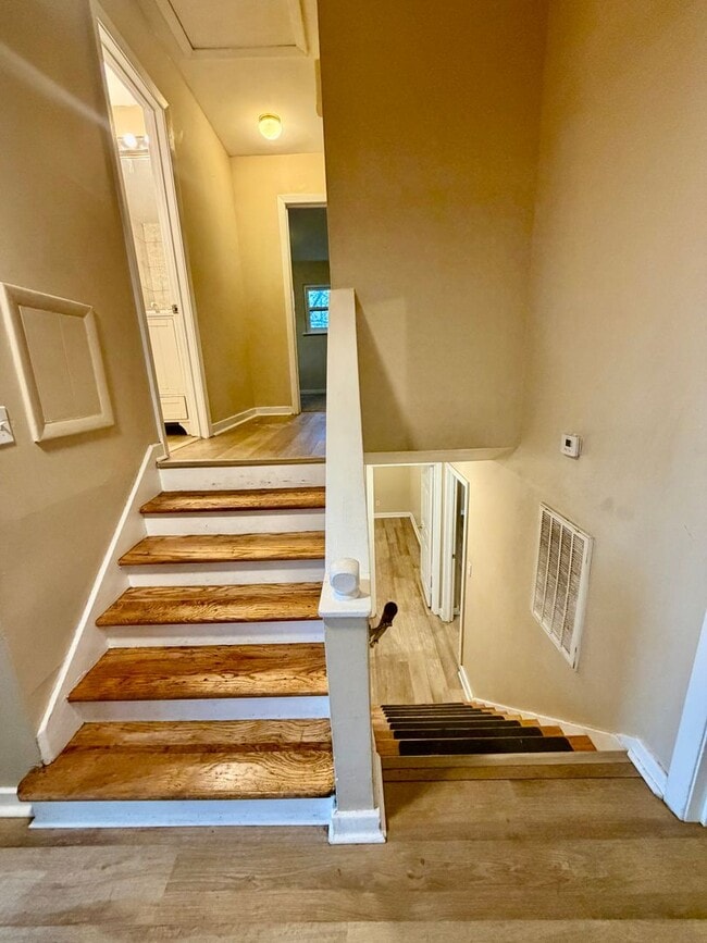 Building Photo - Nice Split Level Home in Huntsville! Fenced Yard and 2 car garage!