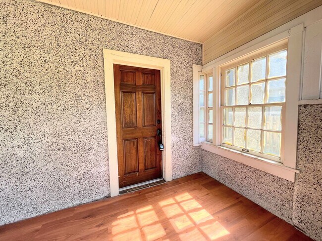 Building Photo - Two Bedroom Cottage with Shop and Garage