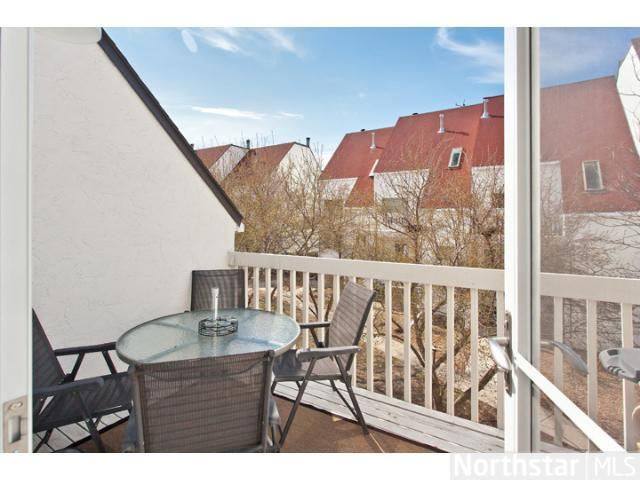 Private Patio - 3031 Lake Shore Dr