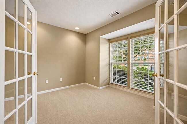 Building Photo - 208 Village Pl