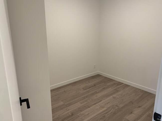 Photo du bâtiment - 13428 105 Ave