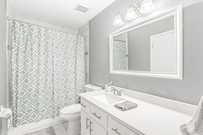 Building Photo - Beautiful 3 Bed 1.5 Bath Home with 2 Car G...