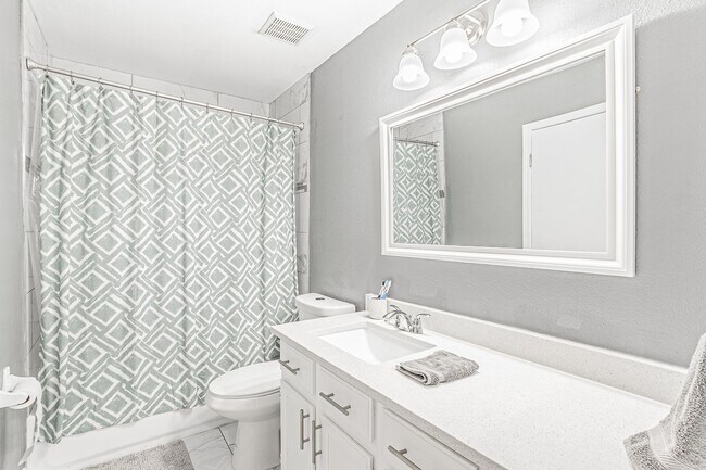 Foto del edificio - Beautiful 3 Bed 1.5 Bath Home with 2 Car G...