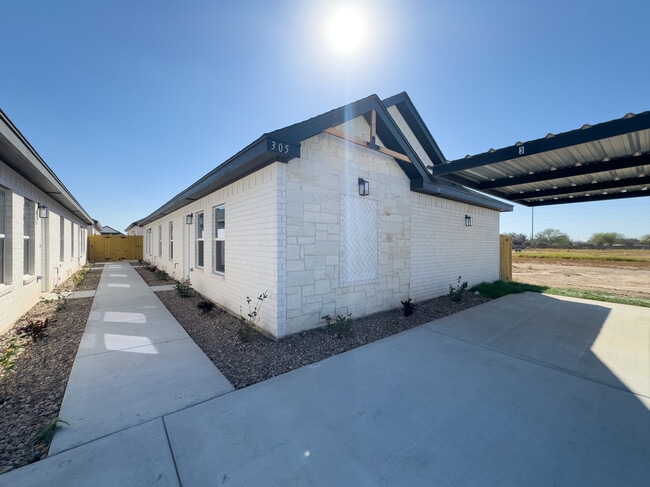 Building Photo - The Crossing at Bentsen Palm