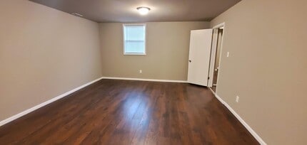 Building Photo - 2924 Central Dr