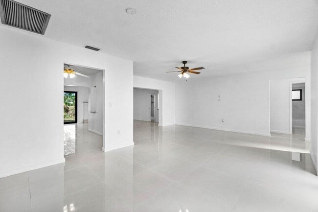 Building Photo - 899 NW 7th Dr