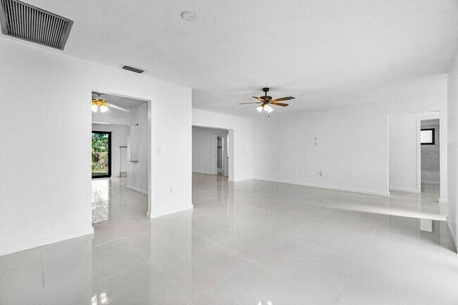 Foto del edificio - 899 NW 7th Terrace