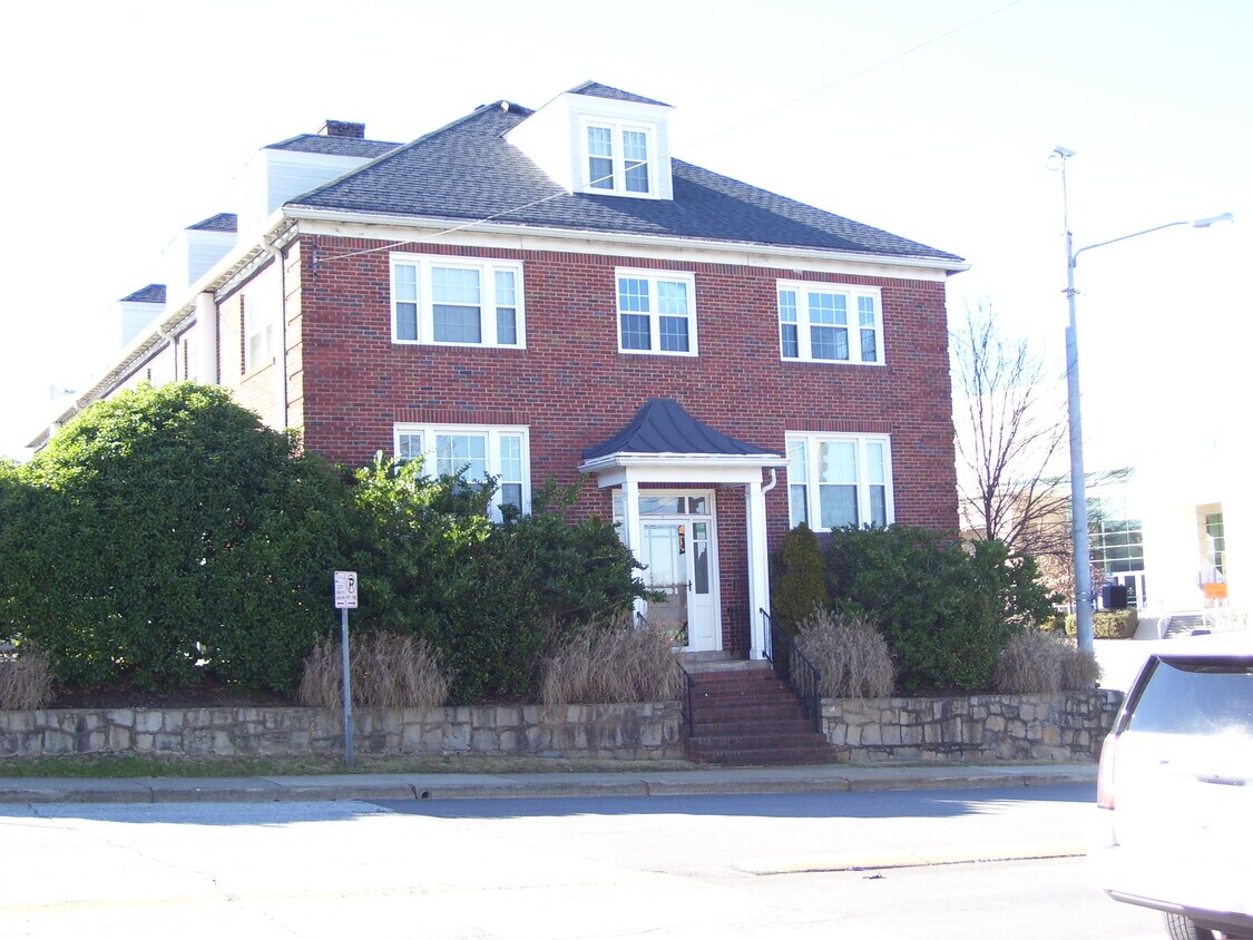 Foto principal - 610 E North St